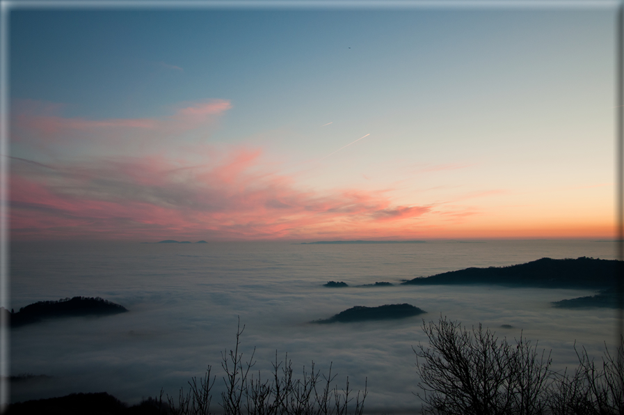 foto Colline nella nebbia al Tramonto